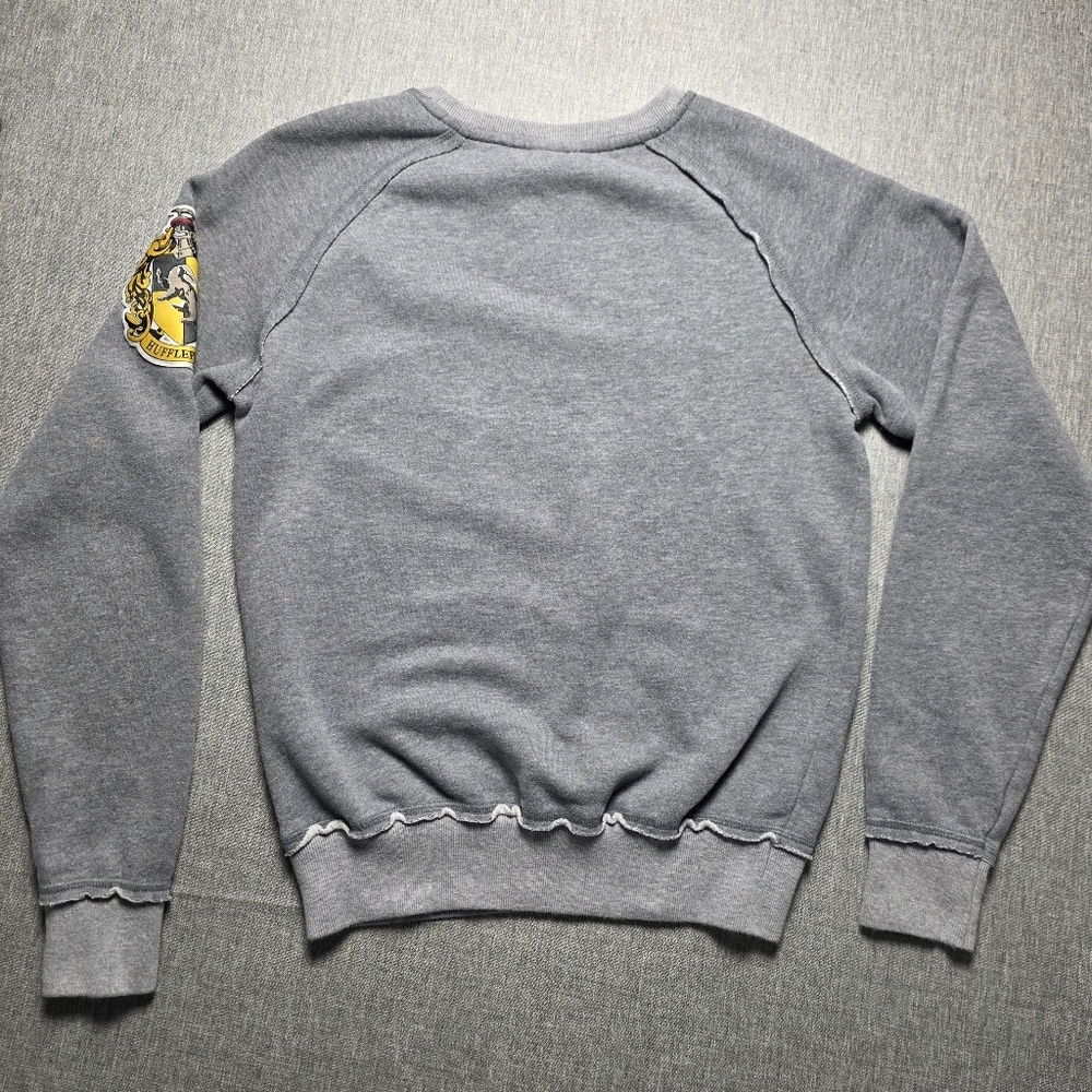 Universal Studios Hufflepuff Sweatshirt - Raglan Ruffle Hem Women's Size XS - Picture 2 of 8